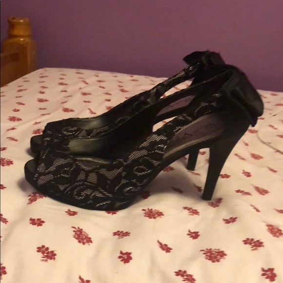 Lacey high heels with black bow in the back - Picture 3 of 3